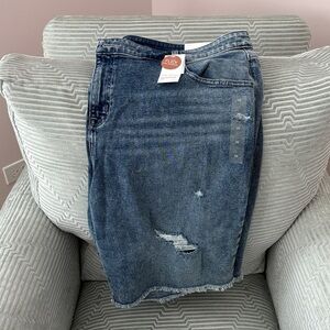 NWT Lane Bryant Distressed/Frayed Boyfriend Mid Rise Bermuda Shorts. Size 20